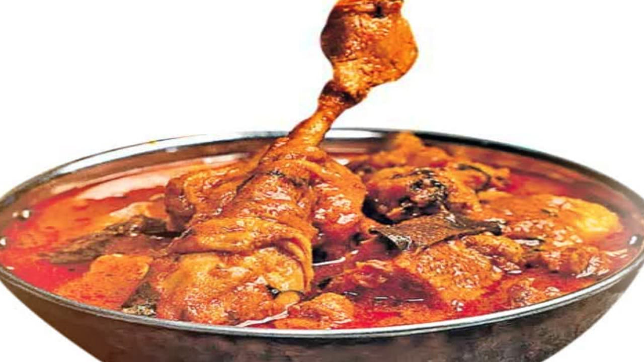 ఇప్పుడు అందులోకి మనం ముందుగా ఉప్పు కారం కలిపి పెట్టుకున్న చికెన్ వేసుకోవాలి. దాదాపు 20 నిమిషాలు దీనిని బాగా కలుపుతూ ఉడకబెట్టుకోవాలి. కొంచెం కొంచె వాటర్ పోస్తూ ఉడికించుకోవాలి. ఎందుకంటే దీని మాంసం చాలా గట్టిగా, మటన్‌లా ఉంటుంది. అందుకే చాలా సేపు ఉడకబెట్టుకోవాలి. ఇది కాస్త ఉడికిన తర్వాత గరం మసాలా, మనం గ్రైండ్ చేసి పెట్టుకున్న మసాలా, ధనియాల పొడి వేసి మంచిగా కలుపుకోవాలి. తర్వాత కొత్తిమీర, పూ దీనా వేసి ఐదు నిమిషాలు ఉంచి, స్టవ్ ఆఫ్ చేసి పక్కన పెట్టుకోవాలి. అంతే టేస్టీ టేస్టీ తెలంగాణ స్టైల్ జుట్టుకోడి కూర రెడీ, దావత్‌లకు ఇది చాలా అద్భుతంగా ఉంటుంది.