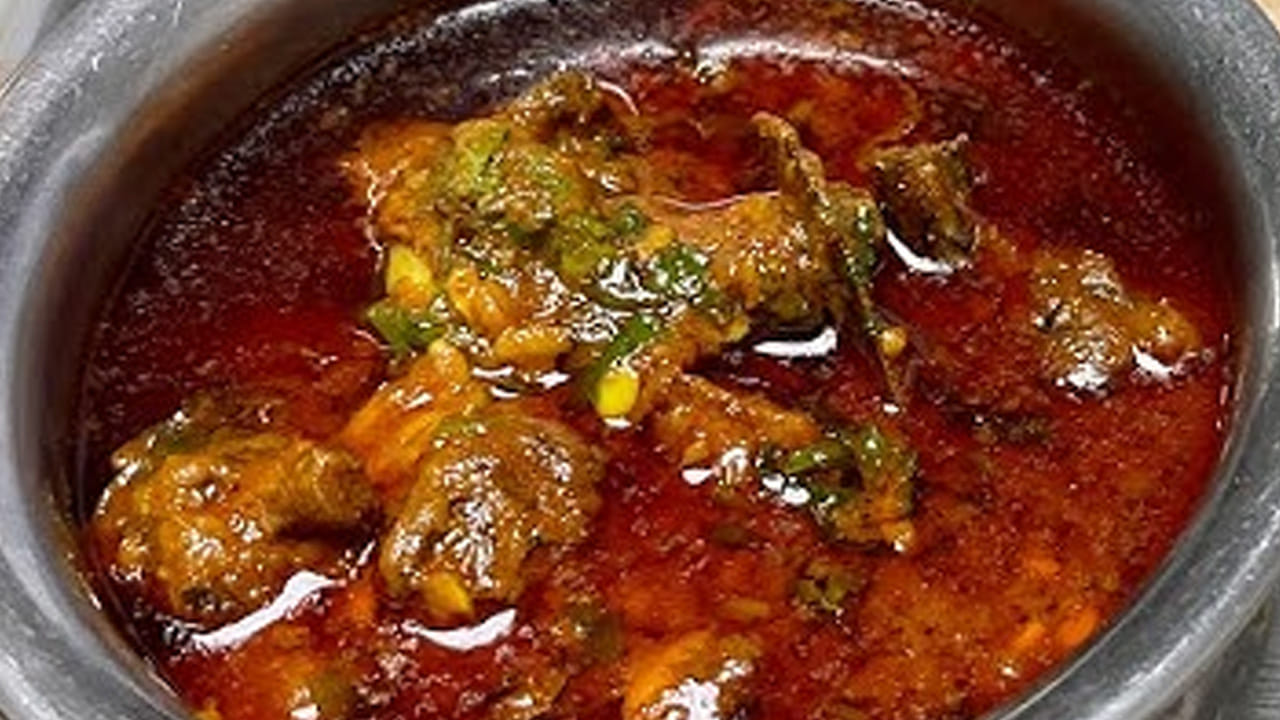 సాధారణ కోళ్లతో పోలిస్తే దీనిలో అధిక ప్రోటీన్ ఉంటుంది. ఇది శరీరానికి మంచి బలాన్నికూడా ఇస్తుంది. ఇంకో ముఖ్యమైన విషయం ఏంటంటే కొవ్వు శాతం తక్కువగా ఉండటం వలన ఆరోగ్యకరమైన ఫుడ్ గా చెబుతారు. 
