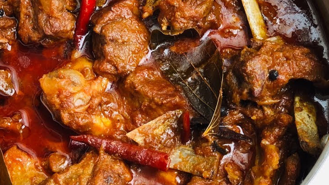  
ఇంకా నల్ల మాంసంలో పోషకాలు ఎక్కువగా ఉంటాయి. దీనిలో ఐరన్, విటమిన్లు, ఖనిజాలు అధికంగా ఉంటాయి. ఇంకా ఇది రోగ నిరోధక  శక్తిని పెంచడంలో ఇది కీలక పాత్ర పోషిస్తుంది.  నాటు కోడి కంటే ఈ మాంసంలో రెండు రేట్లు అధిక పోషకాలు ఉంటాయి. 
