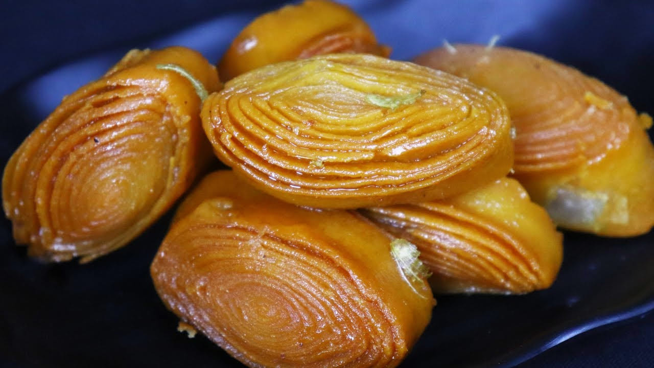 ఇలా మలిచిన తర్వాత వాటిని కాజాలా ఆకారంలో కట్ చేసుకోవాలి. తర్వాత స్టవ్ ఆన్ చేసి బౌల్ పెట్టి డీప్ ఫ్రైకి సరిపడ నూనె పోసుకోవాలి. తర్వాత నూనె బాగా వేడి ఎక్కిన తర్వాత కాజాలను అందులో వేసి బంగారు రంగు వచ్చే వరకు వేయించుకోవాలి. ఇలా బంగారు రంగు వచ్చిన తర్వాత వేయించు కోవడం వలన మంచిగా క్రిస్పిగా ఉంటాయి. ఇవి వేగి తర్వాత వీటిని నూనెలో నుంచి తీసి, మనం ముందుగా తయారు చేసుకున్న చక్కెర పాకంలో వేసుకోవాలి. పది నిమిషాల తర్వాత తింటే టేస్టీ టేస్టీ కాకినాడ స్టైల్ మడత కాజా రెడీ. మరి మీరు కూడా ఒకసారి ప్రయత్నించి చూడండి!