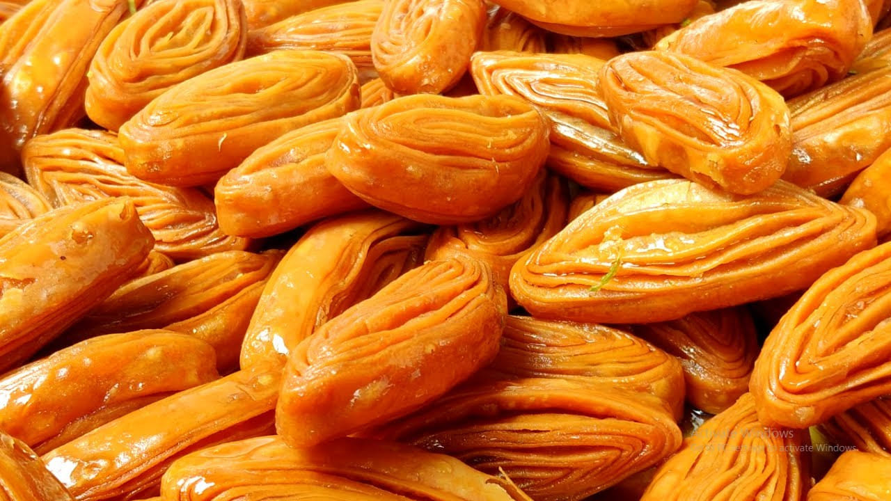 పిండిని చేతితో పట్టుకుంటే ముద్దలా రావాలి అప్పుడు పిండిలో నెయ్యి మంచిగా కలిసినట్లు. దీని తర్వాత కొంచెం కొంచెం నీళ్లు పోసుకుంటూ చపాతీ పిండిలా మెత్తగా కలుపుకోవాలి. పిండి మంచిగా కలుపుకున్న తర్వాత, దానిపై వన టీ స్పూన్ నూనె వేసి మరోసారి కలిపి పది నుంచి పదిహేను నిమిషాల పాటు పక్కన పెట్టుకోవాలి.