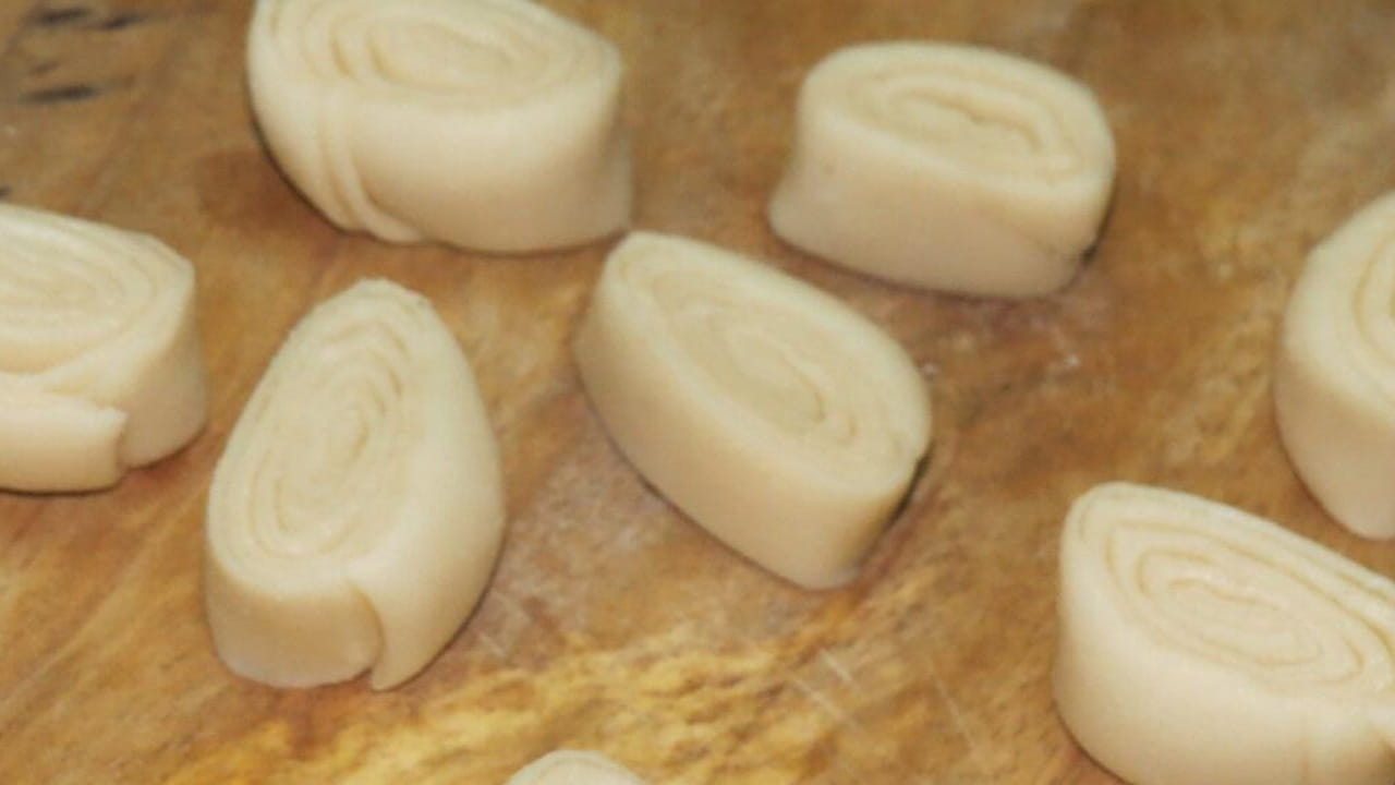 దీని తర్వాత ఇప్పుడు మడత కాజాలు తయారు చేసుకోవాలి. మనం ముందుగా కలిపి పెట్టుకున్న మైదా పిండిని మూడు మద్దలుగా చేసుకోవాలి. వాటిని పెద్ద చపాతీల్లా తాల్చుకోవాలి. తర్వాత ఒక దానిపై మరొకటి వేసి మళ్లీ తాల్చుకోవాలి. కాస్త పలచగా, పెద్దగా తాల్చుకున్న తర్వాత , దానిని మల్చుకుంటూ రావాలి. మలిచే క్రమంలో పిండి, కాస్త నెయ్యి రాసుకోవాలి. దీని వలన కాజాలు మంచి ఆకారంలో వస్తాయి.