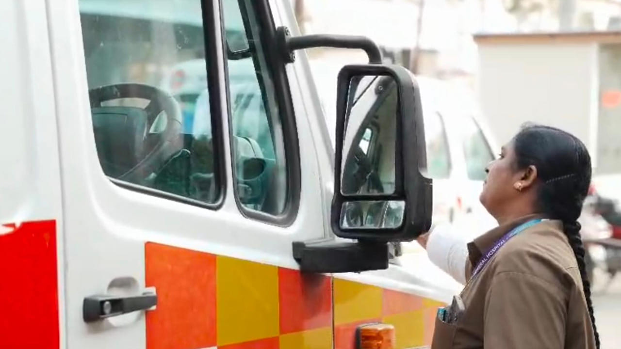 ఏపీఎస్‌ఆర్టీసీ ఇచ్చిన శిక్షణలో 15 మంది ఉంటే.. మగాళ్లతో పోటీ పడి నిలబడ్డ ఏకైక మహిళ కల్పన..! ఆంధ్రప్రదేశ్‌లోనే భారీ వాహనాలను నడిపే హెవీ మోటార్ వెహికల్ లైసెన్స్ పొందిన తొలి మహిళగా రికార్డు సృష్టించారు.