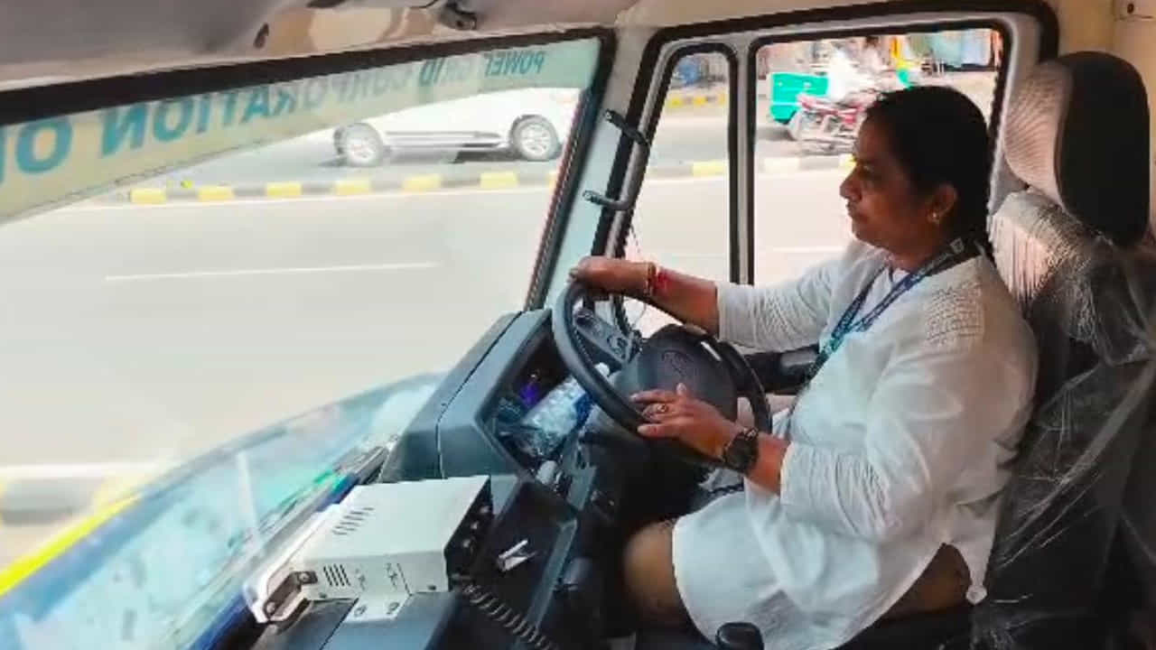 ఎన్టీఆర్ జిల్లా చందర్లపాడు మండలం.. ఒక సామాన్య రైతు కుటుంబం. డిగ్రీ పూర్తి చేశారు.. టీచర్గా పిల్లలకు పాఠాలు చెప్పుకుంటూ జీవిస్తుంది. కానీ, ఆ నాలుగు గోడల మధ్యే తన జీవితం ముగిసిపోకూడదు అనుకున్నారు. సమాజానికి ఏదో ఒకటి చేయాలి.. ఆపదలో ఉన్నవారికి అండగా నిలవాలి..! అదే సంకల్పం ఆమెను డ్రైవింగ్ సీటు వైపు నడిపించింది.