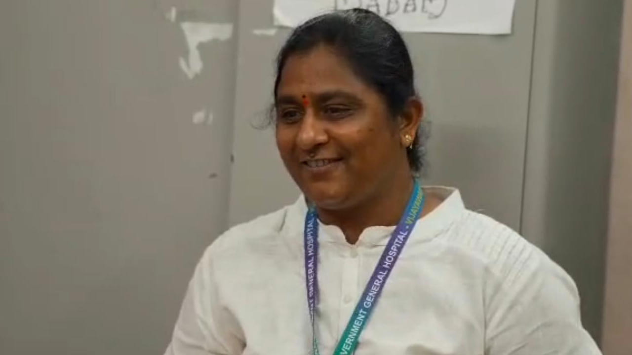 అవసరాన్ని బట్టి కొన్ని వందల కిలోమీటర్లు ప్రయాణం చెయ్యాలి.42 ఏళ్ల వయసులో ఇది నీ వల్ల కాదు.. అన్నవారి నోళ్లు మూయించి.. ఇప్పుడు విజయవాడ GGHలో ప్రాణదాతగా మారారు. 