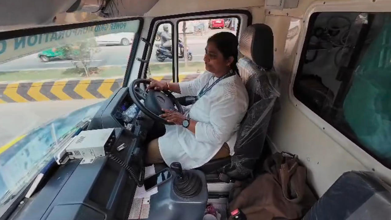 పగలు రాత్రి అనే తేడా లేదు.. నైట్ షిఫ్టుల్లోనూ ఆమె డ్యూటీకి రెడీ.. వందల కిలోమీటర్ల ప్రయాణం.. ప్రాణభయం ఉన్న రోగులు.. వెనకాల ఏడుస్తున్న బంధువులు.. వీరందరినీ ధైర్యంగా గమ్యస్థానానికి చేరుస్తున్నారు. 42 ఏళ్ల వయసులో ఆమె చూపిస్తున్న ఈ తెగువ.. నేటి తరం ఆడపిల్లలకు ఒక పాఠం.సాహసానికి.. సేవాగుణానికి నిలువెత్తు రూపం.. మన మన్నెం కల్పన..!