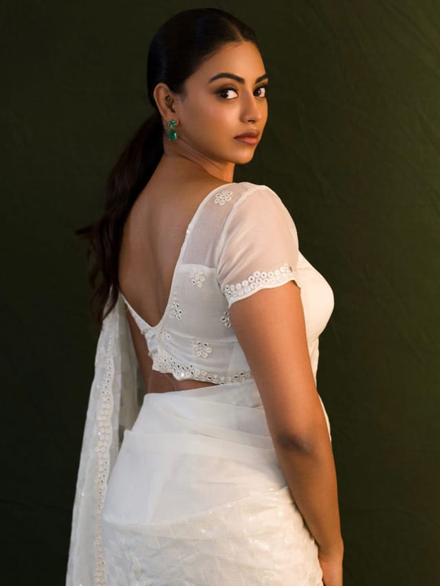 రొమాంటిక్ లుక్స్ లో మైండ్ బ్లాక్ చేస్తున్న కామాక్షి భాస్కర్ల