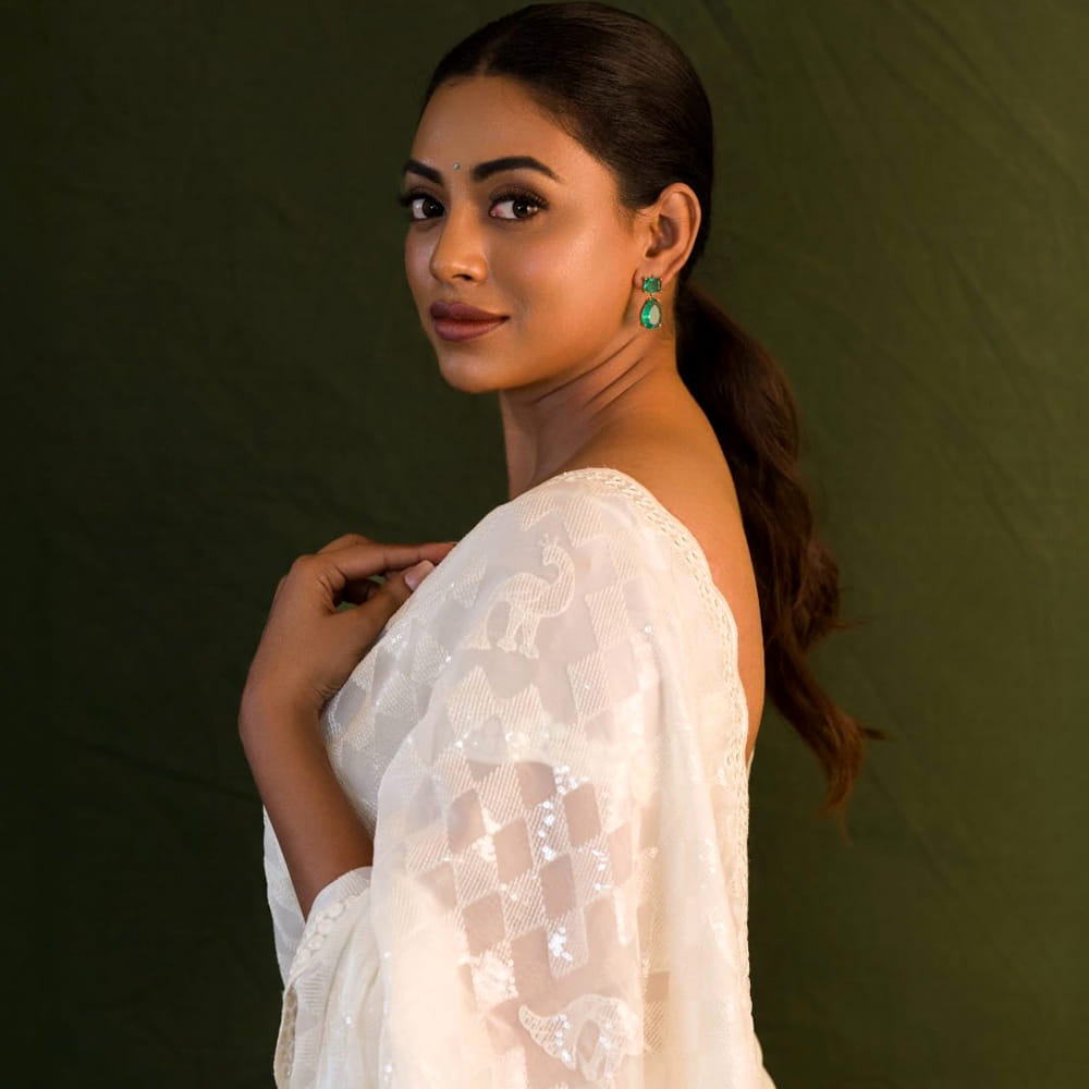 ఇటీవలే 12 ఎ రైల్వే కాలనీ అనే సినిమాతో ప్రేక్షకుల ముందుకు వచ్చింది. ఈ సినిమా ప్రేక్షకులను అంతగా ఆకట్టుకోలేకపోయింది. యావరేజ్ టాక్ ను సొంతం చేసుకుంది. కానీ కామాక్షి నటనకు మంచి మార్కులు పడ్డాయి. కాగా సోషల్ మీడియాలో ఈ చిన్నది చాలా యాక్టివ్ గా ఉంటుంది. 