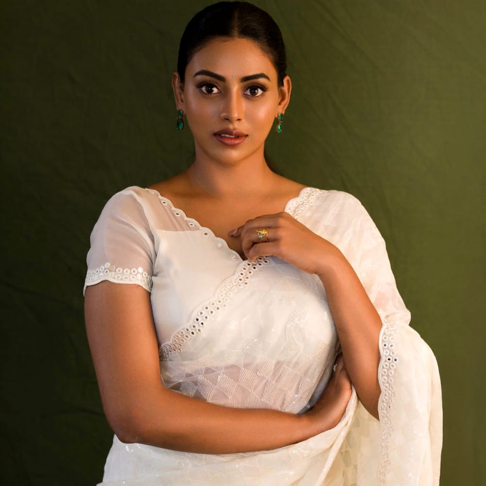 చైనాలో ఎంబీబీఎస్ చదివి, అపోలో హాస్పిటల్‌లో కొంతకాలం డాక్టర్‌గా చేసింది ఆమె, తర్వాత సినిమా రంగంలోకి అడుగుపెట్టింది. కామాక్షి తన నటనా జీవితాన్ని 2019లో ప్రియురాలు అనే సినిమాతో మొదలు పెట్టింది.  అయితే, ఆమెకు నిజమైన గుర్తింపు 2021లో విడుదలైన మా ఊరి పొలిమేర చిత్రంతో వచ్చింది. 