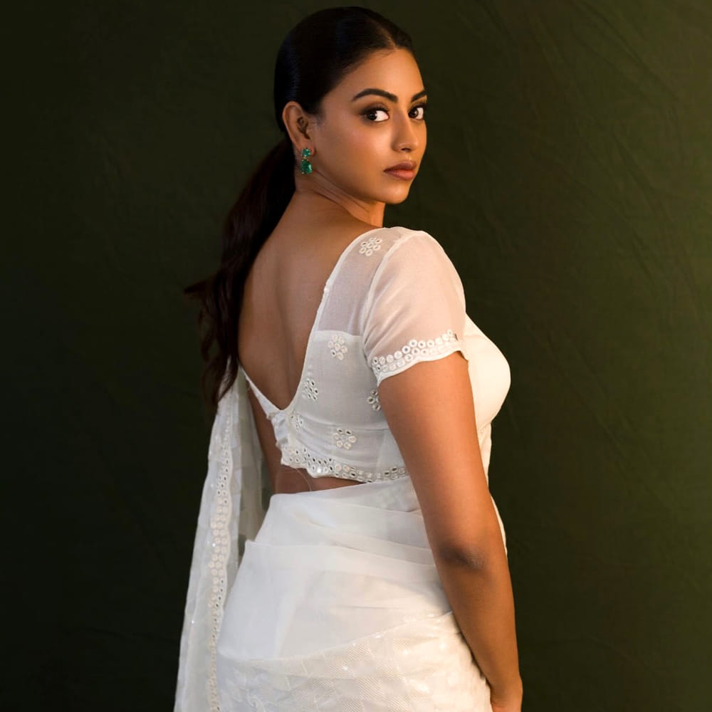 కామాక్షి భాస్కర్ల.. విభిన్న పాత్రలు ఎంచుకుంటూ సినిమాలు చేస్తూ అలరిస్తుంది ఈ అమ్మడు. ఈ చిన్నది తన అందం, అభినయంతో అవకాశాలు అందుకుంటూ దూసుకుపోతుంది. అందంలోనూ అభినయంలోనూ ఈ చిన్నది మంచి మార్కులు కొట్టేసింది ఈ బ్యూటీ. 