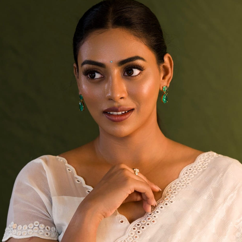 సోషల్ మీడియాలో రెగ్యులర్ గా ఫోటోలు షేర్ చేస్తూ అభిమానులను ఆకట్టుకుంటుంది. ఓ వైపు మోడ్రన్ డ్రస్సుల్లో అదరగొడుతూనే..  మరో వైపు చీరల్లో మెప్పిస్తుంది. తాజాగా ఈ బ్యూటీ షేర్ చేసిన ఫోటోలు తెగ వైరల్ అవుతున్నాయి. ఈ చిన్నదాని ఫోటోల పై మీరూ ఓ లుక్కేయండి. 