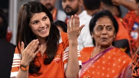 కావ్యా కోసం క్యూ కట్టిన ప్రేమికులు.. స్టేడియంలోనే గులాబీలతో ప్రేమ