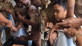 వంటపాత్రలో ఇరుక్కపోయిన బాలుడు.. ఎలా బయటకి తీశారో చూడండి