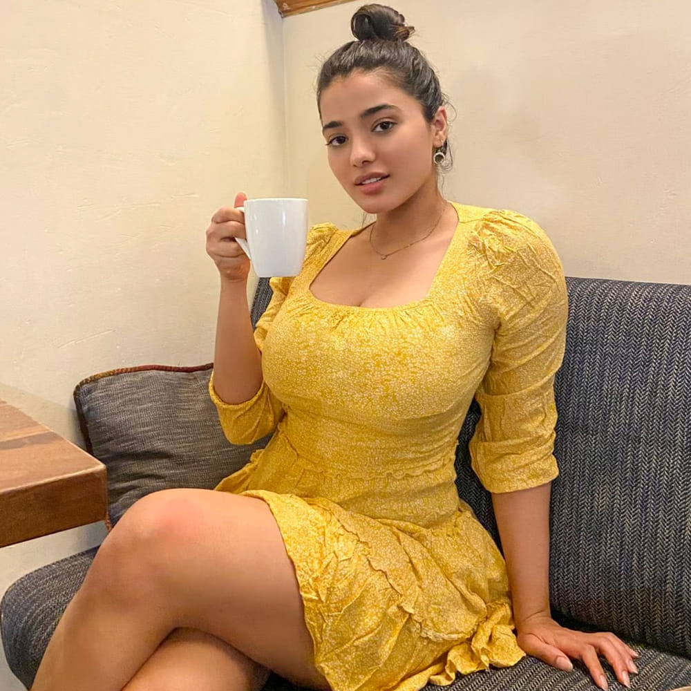 గతంలో రాబిన్ హుడ్ సినిమా ప్రమోషన్స్ లో చిత్రనిర్మాత రవి పుష్ప సినిమాలో స్పెషల్ సాంగ్ కోసం ముందుగా కేతిక శర్మను అనుకున్నాం అని తెలిపారు. పుష్ప సాంగ్ చేసిఉంటే ఇప్పుడు ఈ ముద్దుగుమ్మ క్రేజ్ మరోలా ఉండేది అని నెటిజన్స్ అంటున్నారు. 