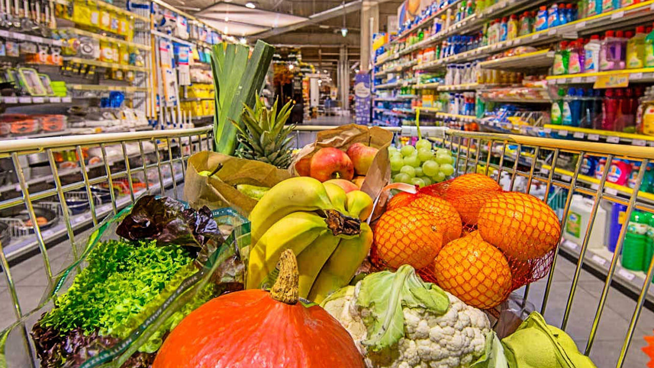 చాలా మంది ఖరీదైన బ్రాండ్స్ వైపు మొగ్గుచూపుతారు. కానీ మీరు డబ్బును పొదుపు చేయాలి అనుకుంటే తప్పకుండా ఖరీదై వాటిపై కాకుండా నాణ్యమైన వాటిపై దృష్టిపెట్టాలని చెబుతున్నారు నిపుణులు. కొన్ని కొన్ని సార్లు పెద్ద పెద్ద షాపుల్లో కాకుండా చిన్న చిన్న షాపుల్లో కూడా నాణ్యమైన వస్తువులు చాలా తక్కువ ధరకే లభిస్తాయి. కాట్టి వీటి విషయంలో కూడా జాగ్రత్తలు తీసుకుంటే డబ్బును ఆదా చేసుకోవచ్చునంట.