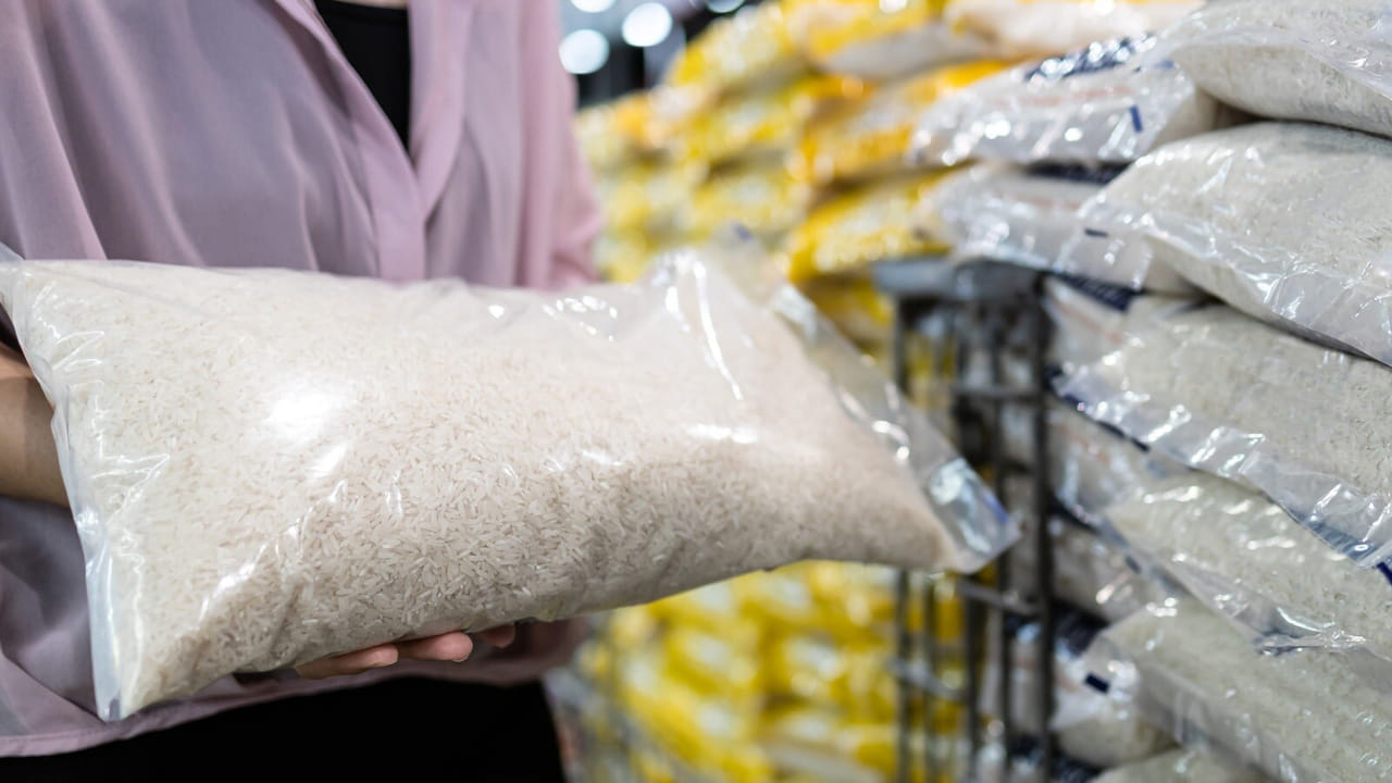 చాలా మంది బియ్యం, పప్పులు వంటి నిత్యవసర వస్తువులను ఎక్కువ మొత్తంలో కొనుగోలు చేస్తుంటారు. కానీ అస్సలే అలా చేయకూడదంట. పెద్ద మొత్తంలో కొనడం వలన యూనిట్ ధర తగ్గుతుంది. పెద్ద మొత్తంలో కొనుగోళ్లు జరపడం వలన డబ్బు అనవసరంగా ఖర్చు అయిపోతుందంట.       