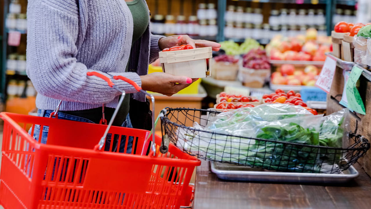  మీరు ప్రతి నెలా మీ జీతం నుంచి ఇంటి సామాను కోసం ఒక స్థిరమైన బడ్జెట్ నిర్ణయించుకోవాలి. అంతే కాకుండా దాని ప్రకారమే కొనుగోలు చేయాలి. ఎలాంటి సిట్యూవేషన్ ఎదురు అయినా సరే దానిని మార్చకూడదు. ఇలా చేయడం వలన మీరు మీ ఇంటి కిరాణా సామాను కోసం ఎక్కువ అనవసరంగా ఖర్చు చేయకుండా డబ్బును ఆదా చేసుకోవచ్చును.