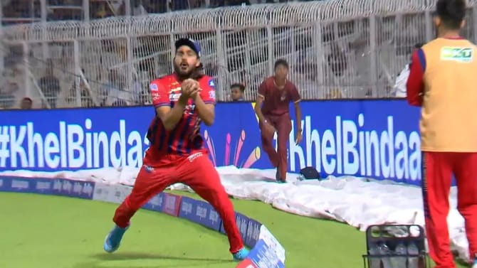 కేకేఆర్ బ్యాటర్ అవుటా? సిక్సా? అంపైర్ నిర్ణయంపై ఫ్యాన్స్ ఫైర్