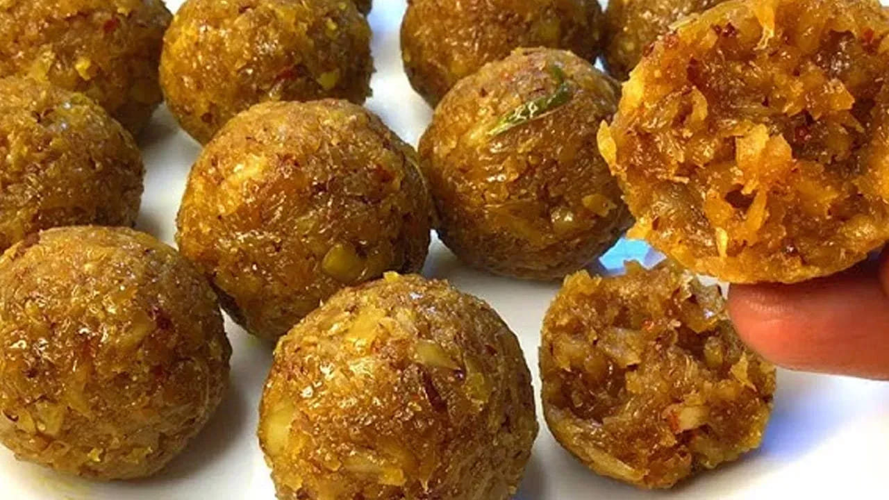 ముందుగా  కొబ్బరి, బెల్లాన్ని ఈ విధంగా తీసుకోవాలి : ఒక పెద్ద గిన్నెను తీసుకుని దానిలో కొబ్బరిని తురుముకుని పక్కన పెట్టుకోవాలి. 
ఆ తరవాత దీనిలో ఒక కప్పు బెల్లం తురుమును కూడా పాకంలాగా చేసుకుని బాగా కలుపుకోవాలి. అయితే,  వీటిని ఒకసారి వడకట్టాలి. ఇలా చేస్తే దానిలో ఉన్న పీచు పోతోంది. 
