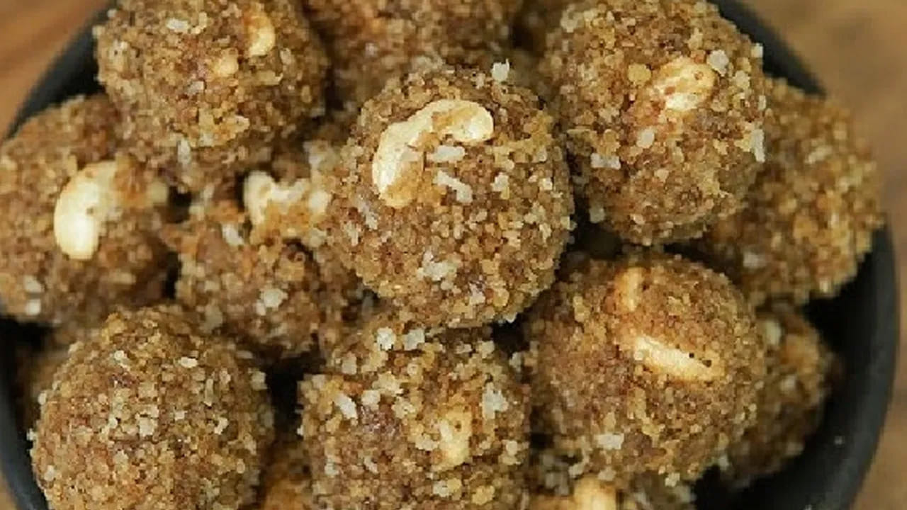 బెల్లం పాకంలో కొబ్బరిని ఇలా కలుపుకోవాలి: బెల్లం పాకం అయ్యాక కొబ్బరి తురుము దీనిలో వేసి కలపాలి. మీడియం మంటపై దీనిని   ఉంచి ఇంకా గట్టిగా అయ్యే వరకు బాగా కలుపుతూ ఉండాలి. ఇలా చేస్తే ఉండలు చేసేటప్పుడు  చాలా ఈజీగా ఉంటుంది. ఆ తరవాత వీటిని కొద్దీ సేపు ఫ్యాన్ కింద ఆరబెట్టుకోవాలి. 
