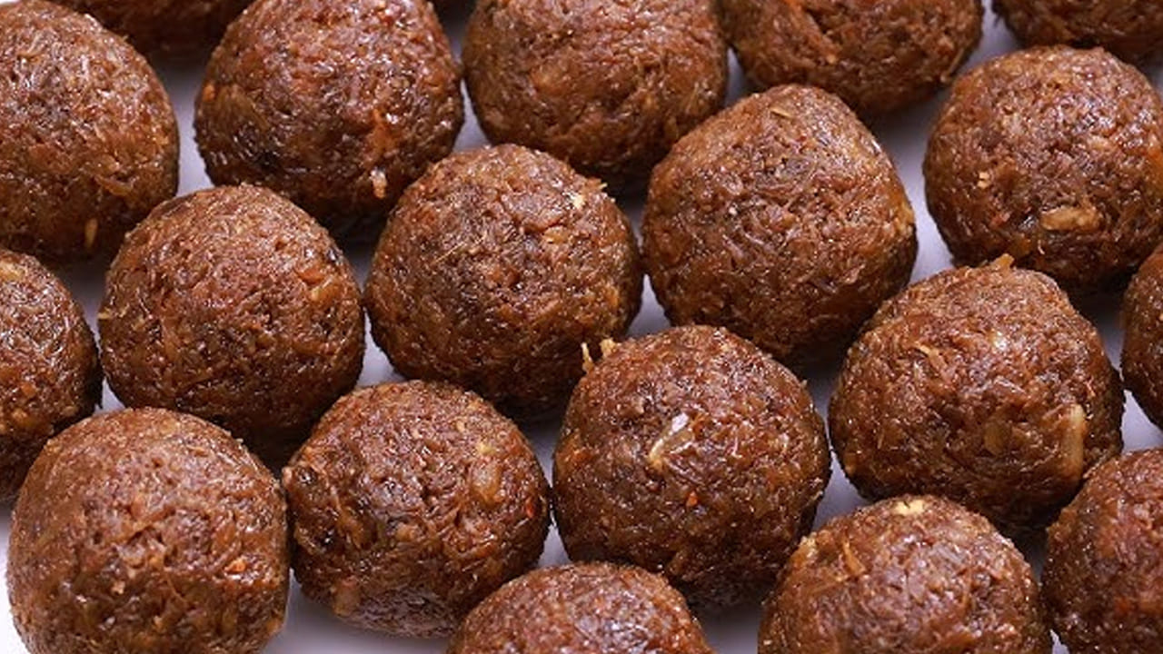  డ్రైఫ్రూట్స్ కూడా వీటిలో యాడ్ చేసుకోవాలి: ఇప్పుడు దీనిలో అర టేబుల్ స్పూన్ యాలకుల పొడి వేసి వాసన వచ్చే వరకు ఉంచాలి.   వేరే పాన్‌లో కొద్దిగా నెయ్యి వేసి 10 జీడిపప్పు, 10 కిస్మిస్ కూడా దీనిలో వేయించి కలుపుకోవాలి. ఇది వేడి  మీద ఉండగానే   చేతికి నెయ్యి రాసుకుని ఉండలు చేసుకుని 10 నిముషాల పాటు ఉంచి తినడమే. 