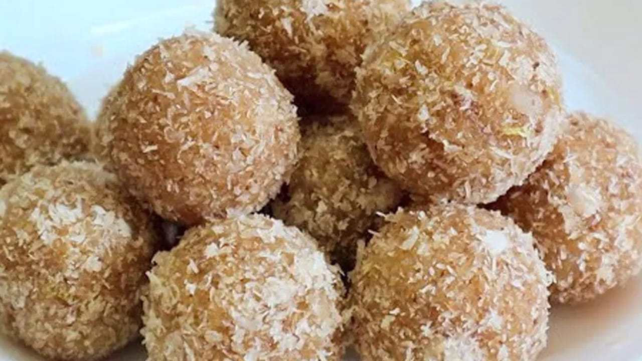 కొబ్బరి బెల్లం ఉండలకు కావాల్సి పదార్దాలు: ఒక కప్పు తాజా కొబ్బరి తురుము, ఒక కప్పు బెల్లం, అర టేబుల్ స్పూన్ యాలకుల పొడి, 
ఒక టేబుల్  స్పూన్ నెయ్యి , ఒక టేబుల్ స్పూన్ నూనె, 10  జీడిపప్పులు, 10 కిస్మిస్ లు, 10 బాదం పప్పులు తీసుకోవాలి, ఇవన్నీ వేసి కొబ్బరి ఉండలు చేస్తే రుచికరంగా ఉంటాయి. 
