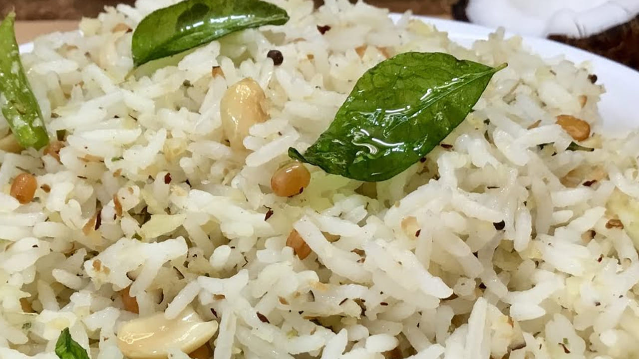 కావాల్సిన పదార్దాలు: ఒక కప్పు బియ్యం, ఒక కప్పు కొబ్బరి పాలు, అర టేబుల్ స్పూన్ జీలకర్ర, నాలుగు లవంగాలు, 5 యాలకులు, దాల్చిన చెక్క, ఒక చిన్న ఉల్లిపాయ, పచ్చిమిర్చి, అల్లం వెల్లుల్లి పేస్ట్, నెయ్యి , నూనెను తీసుకోవాలి.