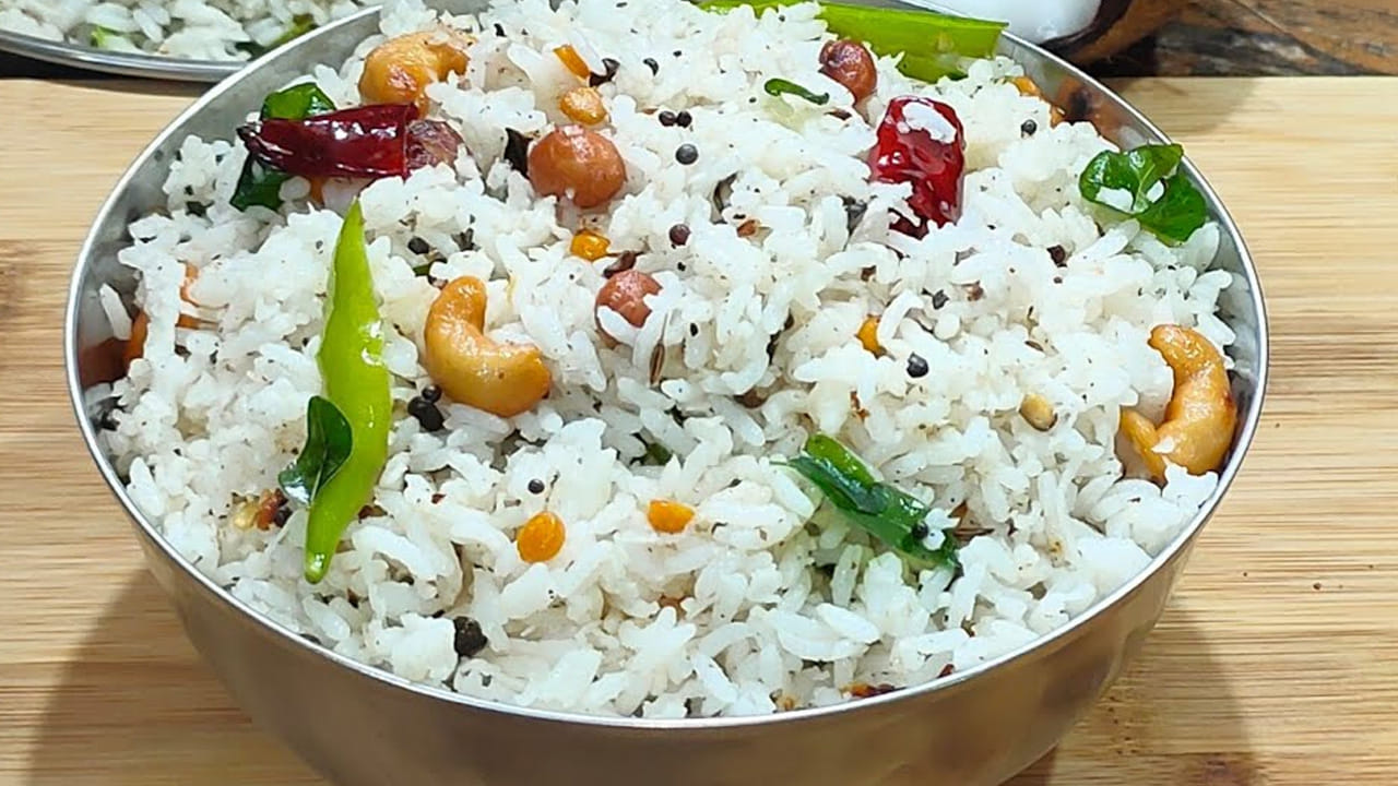 ముందుగా బియ్యాన్నికడిగి 10 నిముషాల పాటు నానబెట్టాలి. ఆ తర్వాత ఒక పెద్ద పాత్రలో కొద్దిగా నూనె లేదా నెయ్యి వేడి చేసి కొద్దిగా యాలకులు, దాల్చిన చెక్క, జీలకర్ర, లవంగాలు కూడా వేయించి పచ్చి వాసన వచ్చే వరకు బాగా వేయించాలి.