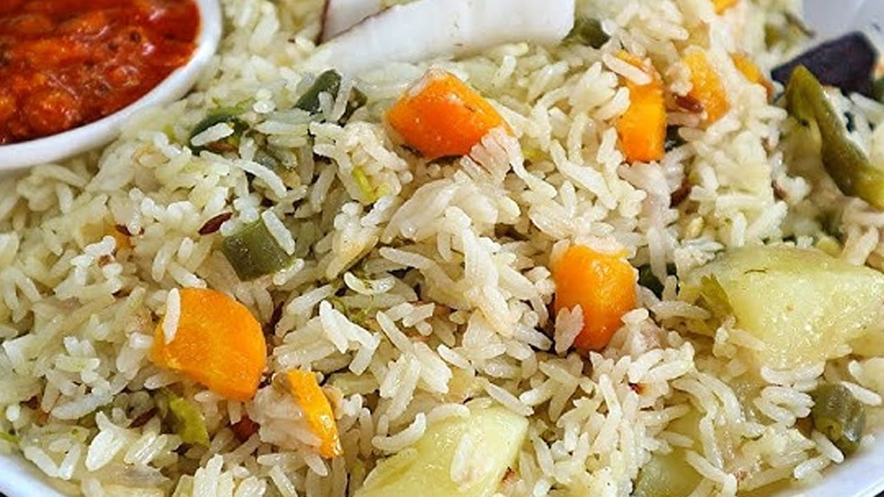 ఆ తర్వాత కరివేపాకు ఆకులు, రెండు పచ్చిమిర్చి, కట్ చేసిన ఉల్లిపాయలు వేసి గోల్డ్ రంగు వచ్చే వీటిని బాగా వేయించాలి. ఆ తర్వాత కొద్దిగా అల్లం వెల్లుల్లి పేస్ట్ వేసి బాగా వేయించాలి. ఆ తర్వాత బియ్యాన్ని కూడా వేసి కొద్దిసేపు ఉంచి గరిటెతో దానిని తిప్పాలి.