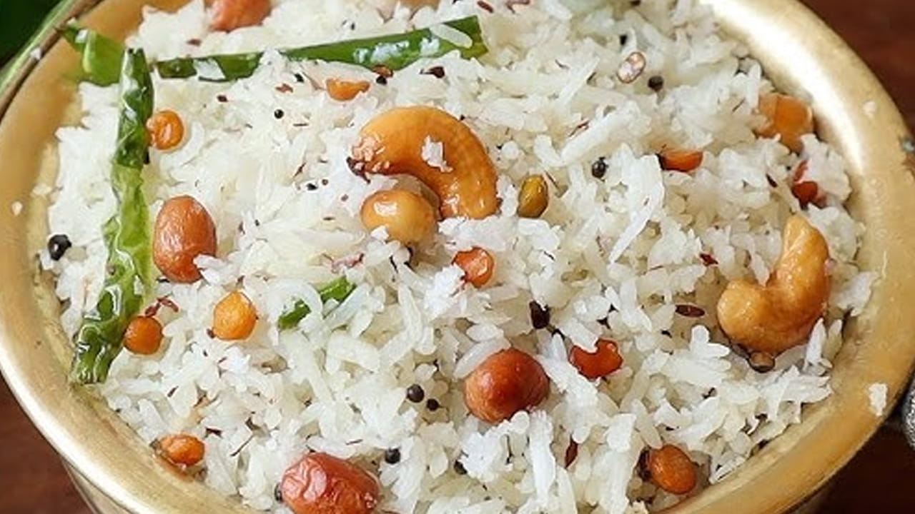 ఆ తర్వాత కొబ్బరి పాలు, నీరు కూడా వేసి, రుచిగా సరిపడా ఉప్పు , ఒక స్పూన్ గరం మసాలా కూడా వేసి మిక్స్ అయ్యేలా కలపాలి. ఇప్పుడు మూత పెట్టి మీడియం మంటపై బాగా ఉడికించాలి. చివర్లో కొత్తిమీర వేసి వేడి వేడి తినడమే.