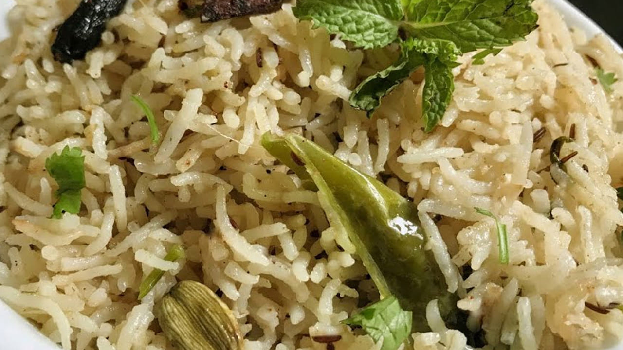 కొబ్బరి పాల అన్నం గురించి ప్రత్యేకించి చెప్పాల్సిన అవసరం లేదు. ఈ రెసిపీ దక్షిణ భారత వంటల్లో చాలా ఫేమస్. ఇది రుచికరమైన వంటకం కూడా. ముఖ్యంగా, కొబ్బరి పాలు దీనిలో వేయడం వలన ప్రత్యేకమైన రుచి వస్తుంది. మీ ఇంట్లో ఉండే వాటితో ఈజీగా చేసుకోవచ్చు.