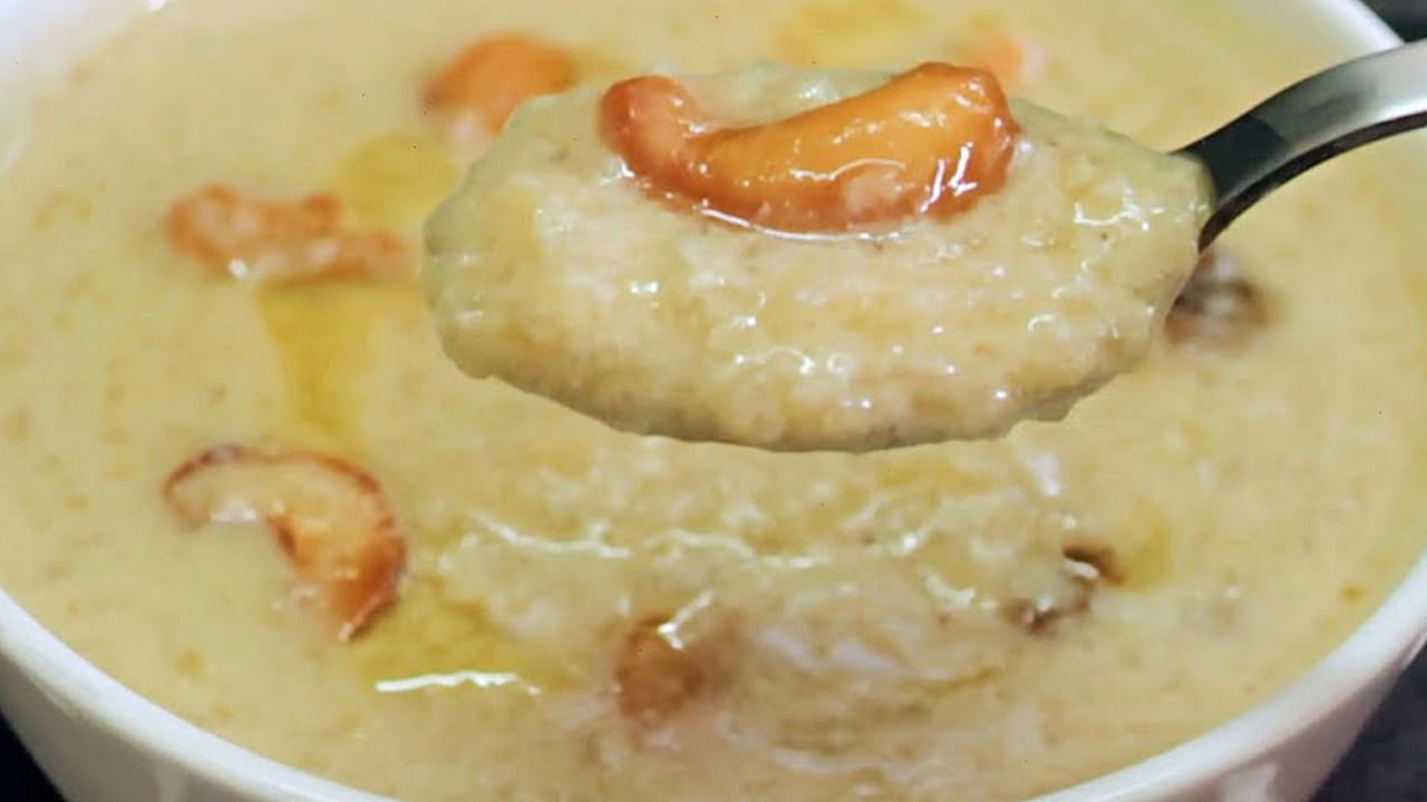 ముందుగా గ్యాస్ స్టవ్ దాని మీద పాన్ లేదా ఒక పాత్ర తీసుకుని  నూనె లేదా నెయ్యి వేసి పచ్చి కొబ్బరిని  వేయించుకోవాలి. ఆ తర్వాత వీటిని ఒక ప్లేట్ లోకి తీసుకుని మెత్తగా అయ్యేలా మిక్సీ పట్టుకోవాలి. అలాగే, బెల్లం లేదా పంచదారను తీసుకోవాలి .