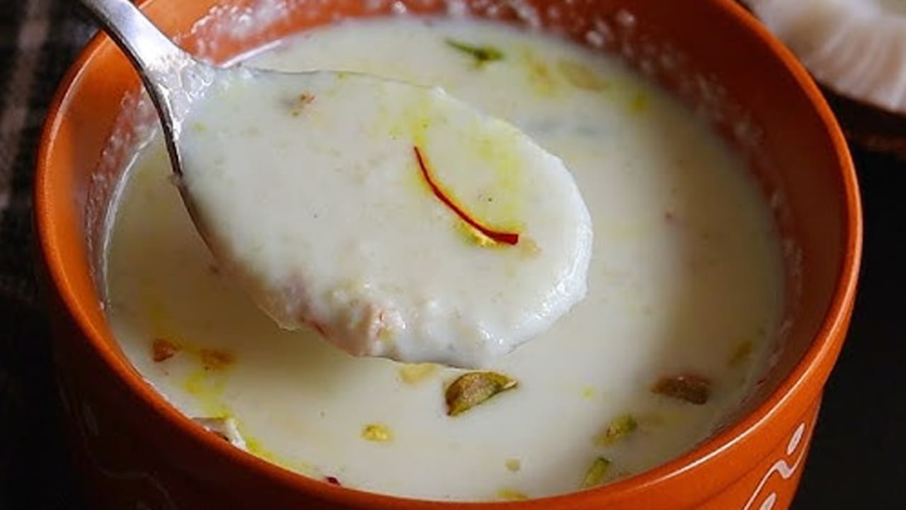 ఇక ఇప్పుడు మళ్ళీ గ్యాస్ వెలిగించి దానికి మీద ఒక చిన్న తెపాలా పెట్టి మూడు కప్పుల కొబ్బరి పాలు పోసి అవి మరిగిన తర్వాత దానిలో బెల్లం తురుమును వేసి ఒక టేబుల్ స్పూన్ యాలకుల పొడి వేసి ఈ మిశ్రమాన్ని కలుపుకోవాలి