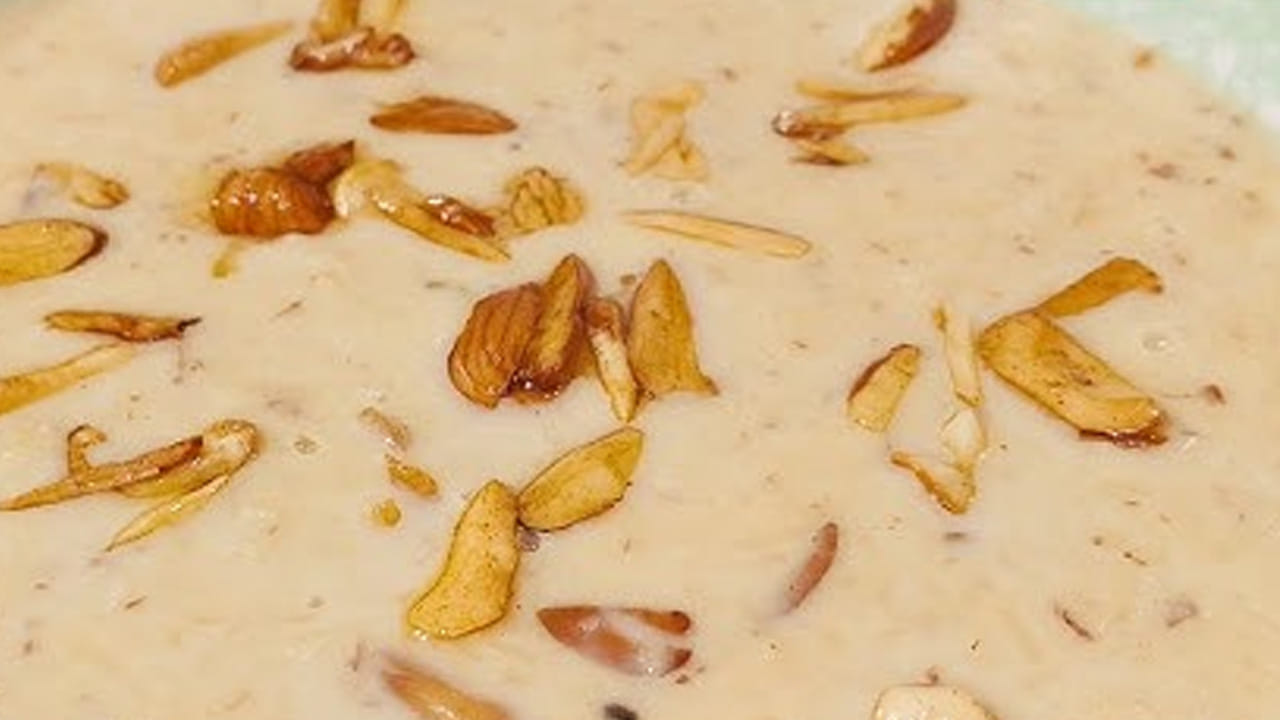 మరుగుతున్న  పాలు, బెల్లం మిశ్రమంలో ముందుగా రెడీ చేసి పెట్టుకున్న మిక్సీ పట్టుకున్న కొబ్బరి పేస్ట్ ను వేసి  మీడియం మంట మీద ఉంచి 10 నిమిషాల పాటు వాటిని పొయ్యి మీదే ఉడికించాలి. ఈ మిశ్రమం పాయసంలా మారే  వరకు బాగా వేయించాలి.
