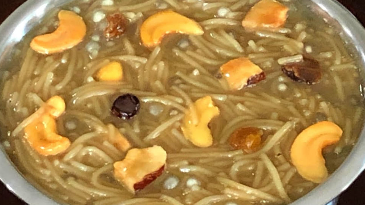 కొబ్బరి పాయసాన్ని బాగా ఉడకనివ్వాలి.  ఇలా చేస్తే  చాలా రుచిగా ఉంటాయి. ఆ తర్వాత వీటిలో మూడు టేబుల్ స్పూన్స్ నెయ్యి, బాదం పప్పులు, కిస్ మిస్ లు, జీడీపప్పులు  వేసి ఒక చిన్న గరిటేతో దీనిని కలపాలి. అంతే, వేడి వేడి పచ్చి కొబ్బరి పాయసం రెడీ.