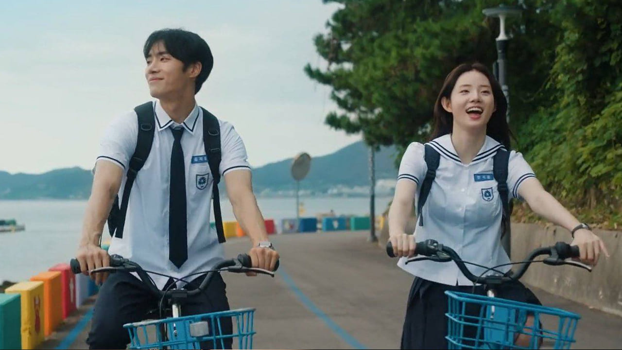 అదే సమయంలో ఆ సీనియర్ విద్యార్థులు  కిమ్ జే-వాన్‌కు ఒక టార్గెట్ ఇస్తారు. అతడు పాఠశాలలోనే అత్యంత అందమైన అమ్మాయి అయిన షిన్ షీ (హాన్ సియో-యూన్)ని డేట్‌కు అడగాలి. వారు అప్పగించిన ఆ పని కిమ్ జే-వాన్ జీవితాన్ని మార్చేస్తుంది. కిమ్ జే-వాన్,  షిన్ షీ ప్రేమలో పడిపోతారు. ఆ తర్వాత ఏం జరిగింది అనేది సినిమా. 