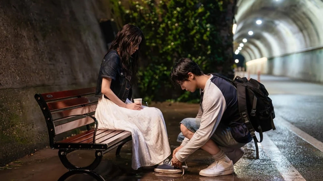 మనం మాట్లాడుకుంటున్న సినిమా పేరు ఈవెన్ ఇఫ్ దిస్ లవ్ డిసపియర్స్ ఫ్రమ్ ది వరల్డ్ టునైట్. అంటే ఈ రాత్రి ఈ ప్రేమ కనుమరుగైనా.. ప్రస్తుతం ప్రముఖ ఓటీటీ నెట్ ఫ్లిక్స్ లో అందుబాటులో ఉన్న సౌత్ కొరియా సినిమా. ఈ మూవీ కథ విషయానికి వస్తే..  కిమ్ జే-వాన్ (సూ యంగ్-వూ) పాఠశాలలో చదువుకుంటున్నాడు. పాఠశాలలో అతని స్నేహితుడి సీటుపై చెత్త విసిరి అతన్ని ఇబ్బంది పెడతారు. 