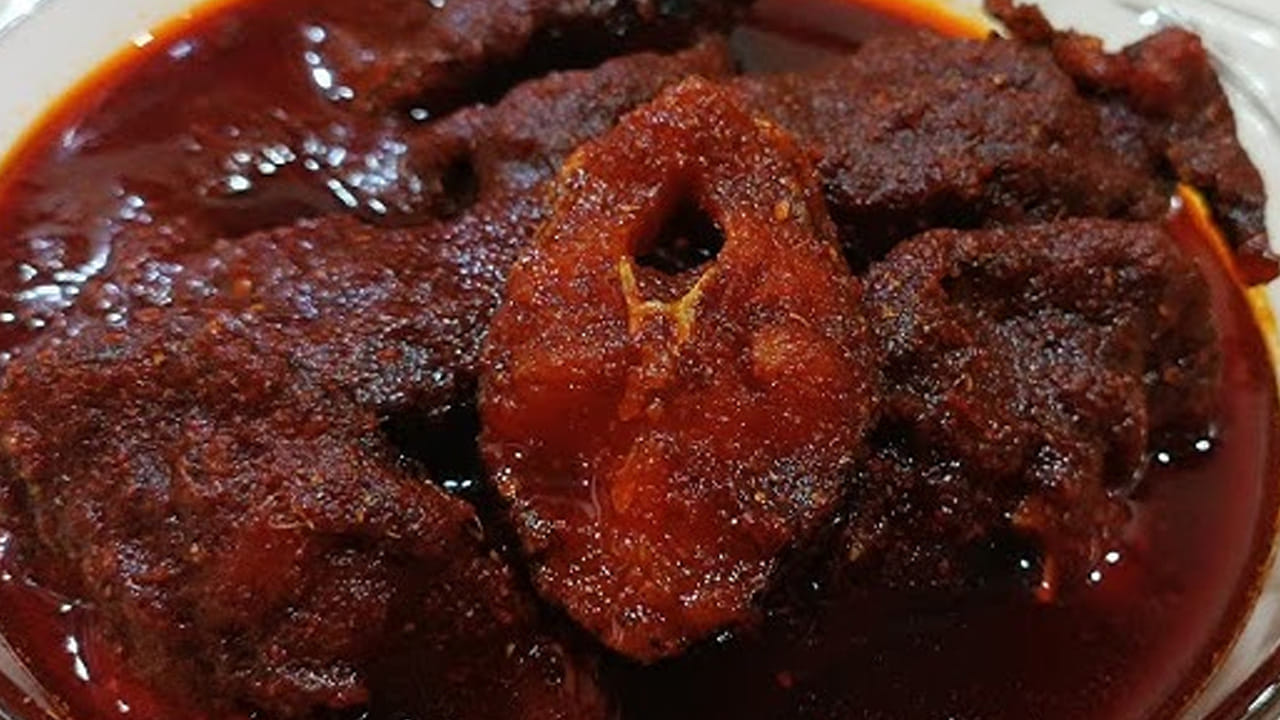 ముందుగా  కొర్రమీను చేపలను తీసుకుని, వాటికి ఉప్పు వేసి ఒకటికి మూడు సార్లు బాగా శుభ్రపరచుకోవాలి. ఇలా చేస్తే చేపలు నీచు వాసన రాకుండా ఉంటాయి.ఆ తర్వాత ఈ ముక్కలకు ఒక టేబుల్ స్పూన్ అల్లం-వెల్లుల్లి పేస్ట్, ఒక టేబుల్ స్పూన్ పసుపు, రుచికి తగినంత ఉప్పు వేసి పక్కన పెట్టుకోండి. 