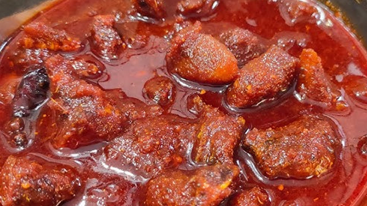 
మ్యారీనేట్ చేసిన  చేప ముక్కలను తీసుకుని వీటికి కొద్దిగా కారం, ఒక టేబుల్  స్పూన్ మసాలా, అర టీ స్పూన్ ధనియాల పొడి,  నిమ్మరసం వేసి బాగా మిక్స్ కలుపుకోవాలి. 