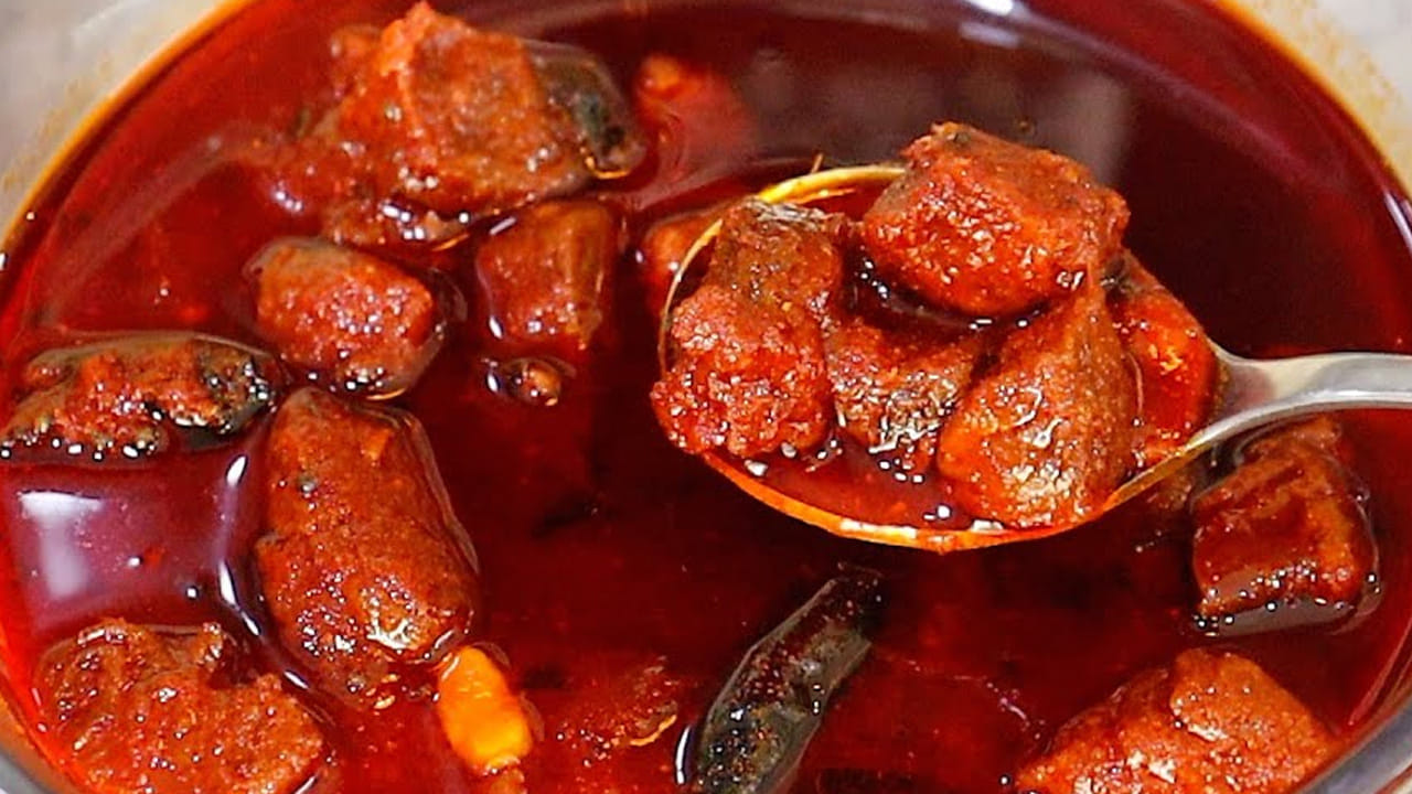 ఇప్పుడు  ఒక పాత్ర తీసుకునివాటిలో  ఎండు చేప ముక్కలు, శనగపిండి, కరివేపాకు , కొంచం నీళ్ళు పోసి   బాగా మిక్స్ అయ్యేలా కలుపుకోవాలి.  