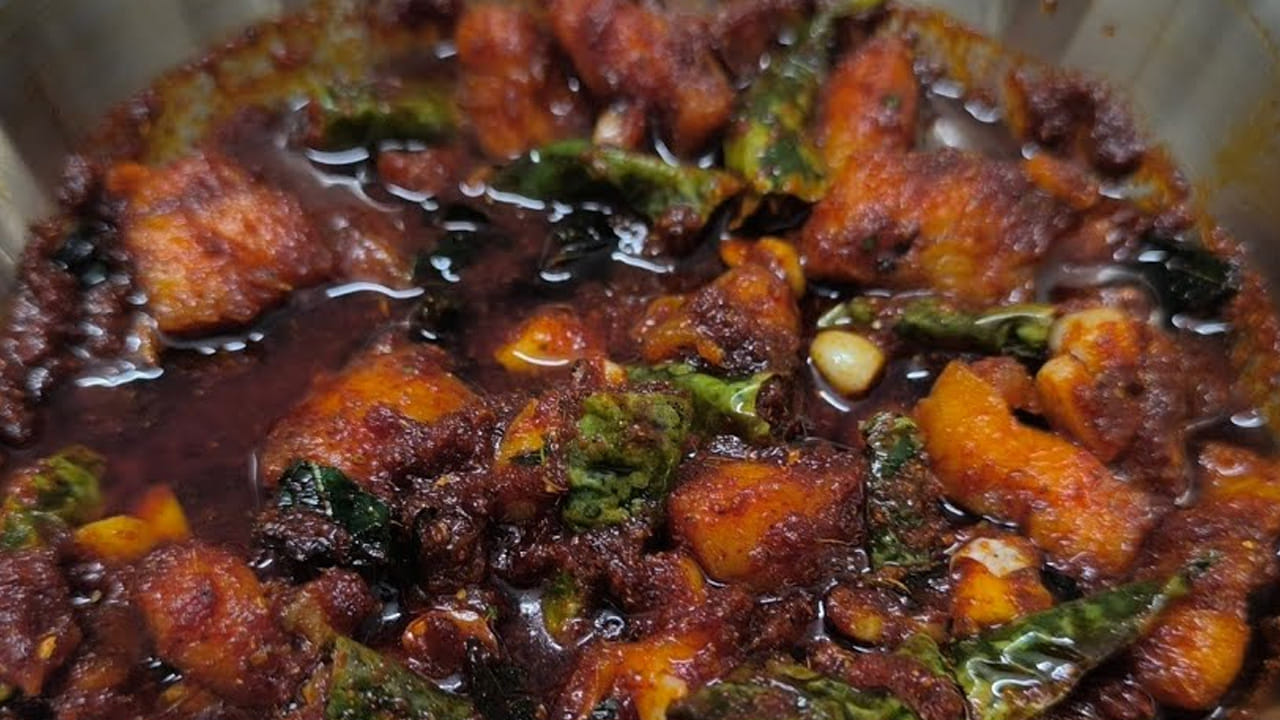 మొత్తం రెడీ చేసుకున్న తర్వాత స్టవ్ వెలిగించి పొయ్యి మీద పాన్ పెట్టి ఆయిల్ వేసి, శనగ పిండి పట్టించిన చేప ముక్కలను తీసుకుని ఆయిల్ లి వేసి బ్రౌన్ కలర్ లోకి మారే వరకు బాగా వేయించుకోవాలి.