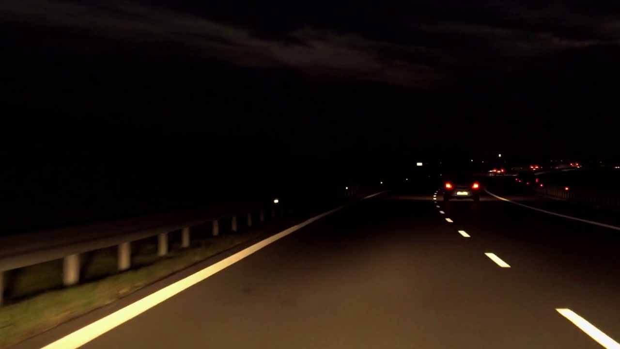 Video: వాహనాల లైట్ల మధ్య నల్లగా మెరుస్తూ కనిపించిన దృశ్యం.. ఏంటా అని చూడగా..!