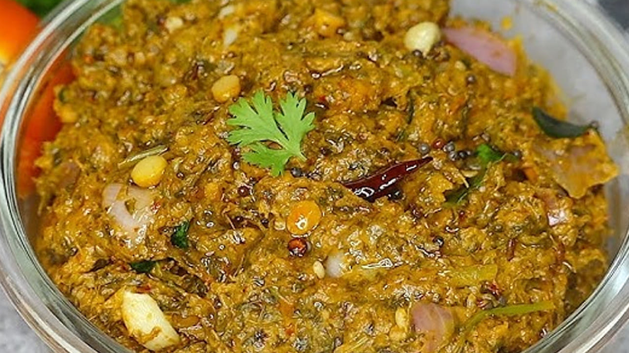 వీటిని ఇలా రోటిలో బాగా నూరుకోవాలి:  ఇప్పుడు రోటిలో నాలుగు పచ్చిమిర్చి, 4 వెల్లుల్లి రెబ్బలు , పుట్నాలు వేసి దంచుకోవాలి. ఆ తరవాత ముందుగా పక్కన పెట్టుకున్న  కొత్తిమీర, నిమ్మకాయంత చింతపండు, రుచికి తగినంత ఉప్పును కూడా వేసి దీనిని బాగా నూరుకోవాలి. ఇంకా దీనిలో కొద్దిగా నీరు పోసి పేస్ట్‌లాగా  చేసుకోవాలి.