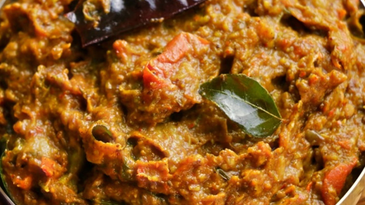 
చివర్లో ఈ మిశ్రమాన్ని తాలింపు పెట్టుకోవాలి: గ్యాస్ వెలిగించి దానిలో  నాలుగు టేబుల్ స్పూన్ ఆయిల్ వేసి, అర టేబుల్ స్పూన్  ఆవాలు, అర టేబుల్ స్పూన్ జీలకర్ర, నాలుగు కరివేపాకు ఆకులు బాగా వేయించాలి. ఆ తరవాత  పచ్చడిపై దీనిని పోయాలి. ఇది పచ్చడి రుచిని మరింత పెంచుతుంది. తాలింపు పెట్టకపోయినా కూడా పచ్చడి టేస్టీగా ఉంటుంది.
