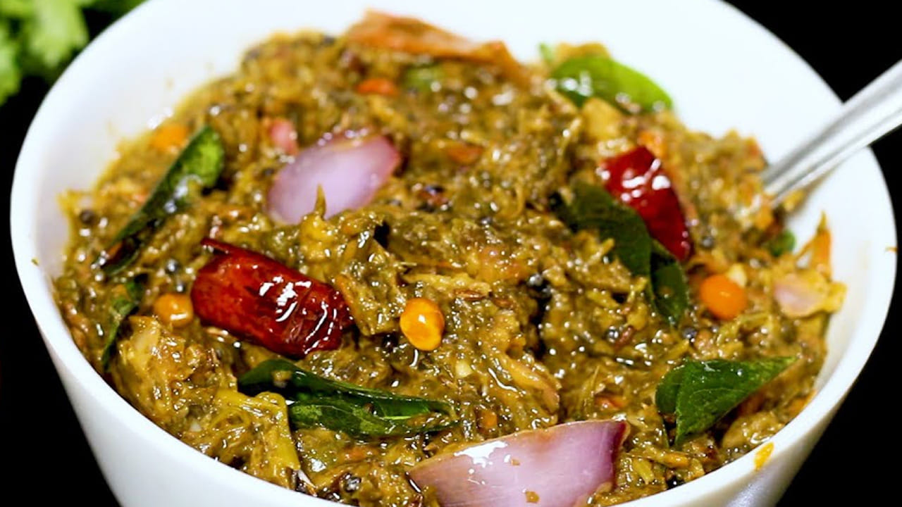 వేడి వేడి అన్నం, దోసె, ఇడ్లీ:  ఈ కొత్తిమీర రోటి పచ్చడిని వేడి వేడి అన్నం, దోసె, ఇడ్లీలోకి అదిరిపోతోంది. అప్పటికప్పుడు దీనిని చేసుకుని తింటే ఇది మరింత రుచిగా ఉంటుంది. విపరీతంగా వేడి చేసి యూరిన్ రానివాళ్ళు కూడా దీనిని తింటే చాలు ఆ సమస్య తగ్గిపోతోంది. ఇంకా మండే ఎండల్లో బెస్ట్ ఫుడ్. 