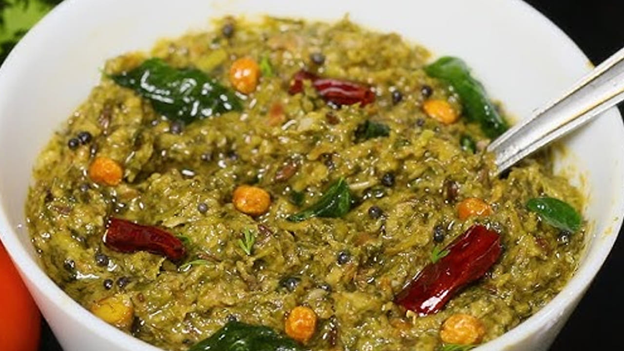 కొత్తిమీర రోటి పచ్చడి కావలసిన పదార్థాలు: రెండు కట్టల కొత్తిమీర , 4 పచ్చిమిర్చి , 4 వెల్లుల్లి రెబ్బలు, రెండు టేబుల్ స్పూన్  పుట్నాల పప్పు, 2 టేబుల్ స్పూన్లు నూనె, అర కప్పు  చింతపండు రసం, ఒక టేబుల్ స్పూన్  నిమ్మరసం, రుచికి సరిపడా ఉప్పు, ఇంకా రెండు గ్లాసుల నీళ్లు తీసుకోవాలి. 
