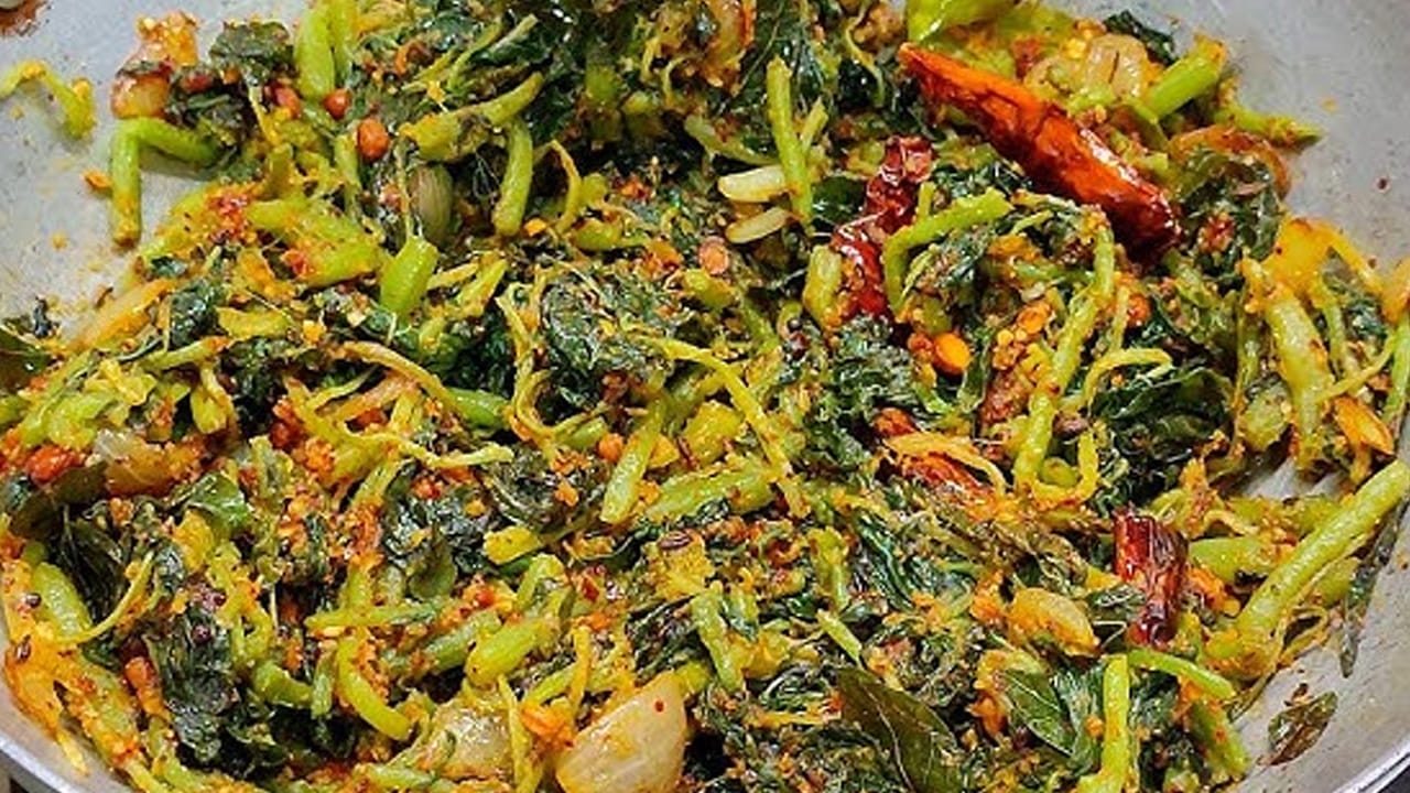  ఈ మిశ్రమం బాగా ఉడికిన తరవాత టమాటాలు కూడా దీనిలో వేసి మెత్తగా అయ్యే వరకు స్టవ్ మీదే ఉంచి వీటిని బాగా ఉడికించుకోవాలి. 
ఆ తర్వాత ముందుగా కడిగిపెట్టుకున్న  కోయగూరను వేసి పది నిమిషాల పాటు మూత పెట్టి బాగా ఉడికించుకోవాలి. ఆ తరవాత 
 పెసరపప్పు, రుచికి తగినంత ఉప్పు, కారం కూడా వేసి బాగా కలుపుకోవాలి. 10 నిమిషాలు మగ్గించిన తర్వాత  స్టవ్ ఆఫ్ చేసి కిందకు దించేయడమే. 
