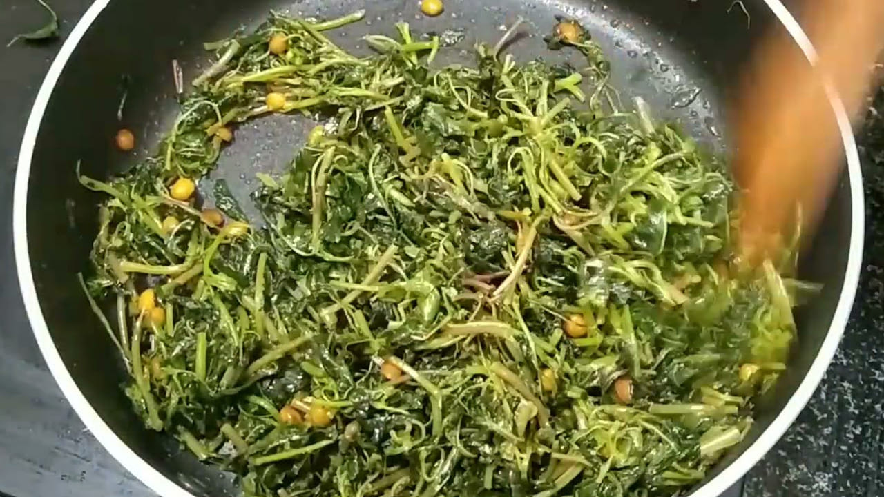 పెసరపప్పును ఇలా ఉడికించుకోవాలి: ముందుగా మంచి పెసరపప్పును తీసుకుని వాటిని ఒకటికి రెండు సార్లు బాగా కడిగి 20 నిమిషాల పాటు వాటిని బాగా  నానాబెట్టుకోవాలి. ఆ తర్వాత ప్రెజర్ కుక్కర్‌లో ఒక కప్పు పెసరపప్పు, అర టేబుల్ స్పూన్ పసుపు, దానిలో రెండు గ్లాసుల నీరు పోసి 3 విజిల్స్ వచ్చే వరకు దీనిని బాగా ఉడికించుకోవాలి. 