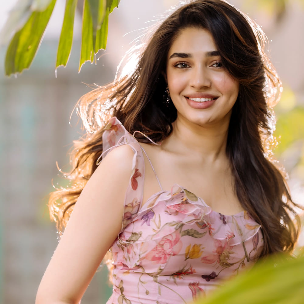 తన లైఫ్ లో ప్రేమ, బ్రేకప్ గురించి మాట్లాడుతూ.. తాను ప్రస్తుతం సింగిల్‌గానే ఉన్నానని తెలిపింది కృతి. అయితే ఓసారి బ్రేకప్ అయ్యిందని తెలిపింది. ఈ విషయం మా అమ్మకు కూడా తెలుసని కృతి శెట్టి చెప్పుకొచ్చింది. అదేవిధంగా తనపై నెగిటివ్ కామెంట్స్ చేస్తే సోషల్ మీడియాలో బ్లాక్ చేస్తా అని తెలిపింది కృతి. 