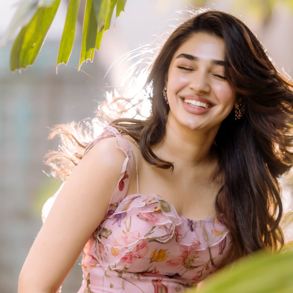 ఉప్పెన సినిమాతో తనకంటూ మంచి గుర్తింపు తెచ్చుకుంది ముద్దుగుమ్మ కృతిశెట్టి. తొలి సినిమాతోనే సెన్సేషన్ గా మారిన ఈ చిన్నది ఆతర్వాత వరుసగా అవకాశాలు అందుకుంది. అలాగే బ్యాక్ టు బ్యాక్ మూడు హిట్స్ అందుకుంది. 